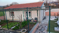 Enonadstropna hiša z bazenom v mirnem predmestju Rovinja