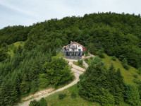 GORSKI KOTAR, ČRNI LUG - Luksuzna vila z 20.000 m2 vrta