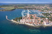 Gradbeno zemljišče na mirni lokaciji v Novigradu