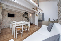 Hiša s 3 apartmaji v centru Rovinja
