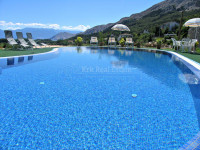 OTOK KRK-BAŠKA-BATOMALJ-SAMOSTOJNA VILA Z ŠESTIMI STANOVANJI, VRTOM IN