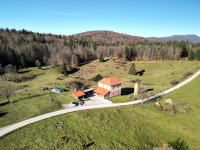 Hiša v Podlesju pri Kočevju – Edinstvena priložnost za investitorje