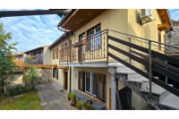 Hiša z dvema stanovanjema