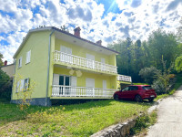 Hiša z velikim zemljiščem