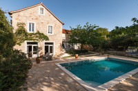 Hvar - očarljiva hiša v mirnem okolju