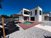 ISTRA, POMER - Moderna hiša dvojček z bazenom blizu morja in pogledom