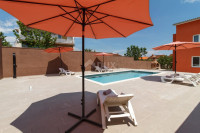 ISTRA, PULA - Apartmajska hiša z bazenom in urejenim vrtom