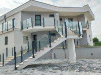 ISTRA, SAVUDRIJA - Moderno stanovanje v pritličju z vrtom 400m od morj