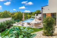 Istra, Svetvinčenat - moderna polpritlična hiša z bazenom