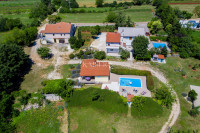Istra, Žminj - družinsko posestvo, 2 hiši z bazenom in 1 poslovni pros