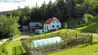 IZJEMNA GORSKA POSEST NA 1.033 m – DVE HIŠI, IZVIR PITNE VODE