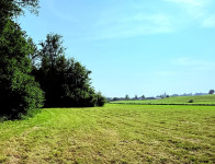 Komenda – 1.750 m² ravna sončna parcela v naravi