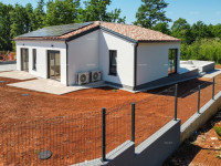 KOŽLJANI - Moderna hiša z bazenom. Blizu gozda, 15 minut do morja