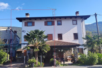 Krajna vrstna  hiša v Ozeljanu ob glavni cesti