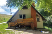 Manjša hiška v objemu narave