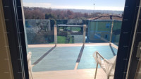 Moderen apartma s parkirnim mestom in shrambo v bloku F, v bližini Uma
