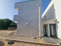 Moderna duplex hiša s strešno teraso in panoramskim pogledom na morje.