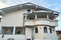 Nadstandardna hiša z bazenom in savno