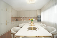 NAJEM - LUKSUZNO DRUŽINSKO STANOVANJE Z VRTOM IN BAZENOM