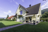 NOVEJŠA STANOVANJSKA HIŠA V MIRNEM OKOLJU LOVRENCA NA POHORJU