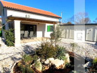 NOVOZGRAJENA HIŠA V VASICI NAD UMAGOM, KOMPLETNO OPREMLJENA