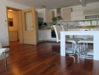 Oddam 2-sobno novejše opremljeno stanovanje Maribor : Center, 64.00 m2