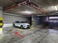 Parkirni prostor v garaži stanovanjskega bloka