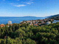 Opatija – Zemljišče blizu centra s pogledom na morje in investicijskim