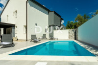 OTOK KRK - Dvojček z bazenom 100 metrov od morja!