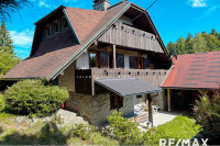 Prijetna hiša v mirnem okolju, zlita z naravo