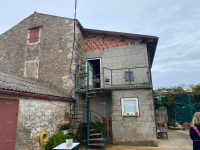 Prodaja dvojčka z gospodarskim poslopjem (manjša hiša) in zemljiščem,