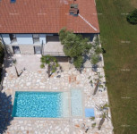 Prodaja - hiša z dvema ločenima stanovanjem in zasebnim bazenom, Umag!