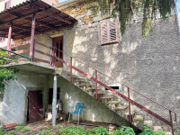 Prodaja - kamena istarska hiša z gradbenim zemljiščem, v manjšem kraju