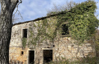 Prodaja - kamena istrska kuća za renovaciju s velikim zemljištem, Oprt