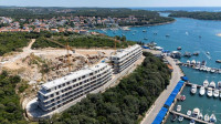 Prodaja modernih stanov v ekskluzivni stavbi s pogledom na marino, Pul