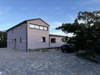 Na prodajo je čudovita nepremičnina, obdana z gozdovi in vinogradi, s