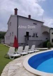 Na prodajo ponujamo čudovito samostojno hišo s bazenom v mirnem in zel