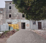 Na prodaju kuća s konobom u fazi renovacije, Krnica!