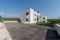 Prostorno stanovanje s strešno teraso v bližini Poreča, Vabriga