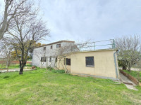 Prostrana hiša blizu Pule! Dva stanovanja - 2500 m² zemljišča!
