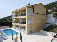 Raša, Šarmantna apartmajska hiša s bazenom in panoramskim pogledom na