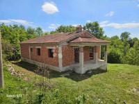 Samostojna hiša v mirni vasi, obdana z zelenjem – 10 minut od Žminja,