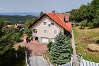 SAMOSTOJNA HIŠA Z VELIKO PARCELO