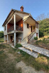 Šarmantna družinska hiša z veliko parcelo in dodatnim gradbenim zemlji