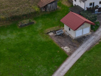 Sončna, ravna zazidljiva parcela z garažo in lopo bližina centra