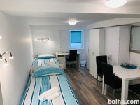 Dvopostelna soba s kuhinjo v novi hiši blizu centra