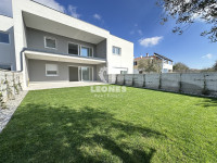 Stanovanje v pritličju z lepo urejenim dvoriščem na robu gradbene cone