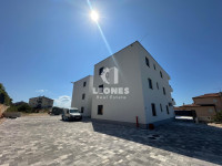 Stanovanje v novi stavbi v Novigradu v prvem nadstropju z dvema terasa