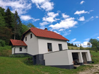 STANOVANJSKA HIŠA Z IZVIRNIM ZEMLJIŠČEM V HRIBIH, OBJEM NARAVE