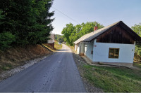STAREJŠA HIŠA S POSESTJO V SP.VELOVLEKU